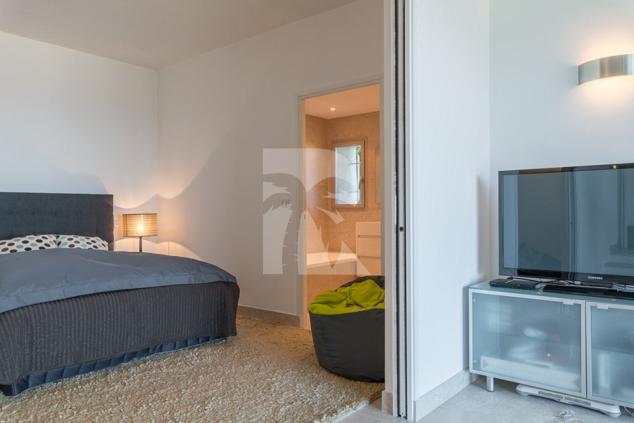 villa in Cannes : Rent wonderful modern villa on the heights of Cannes with a great Seaview - Photo 10