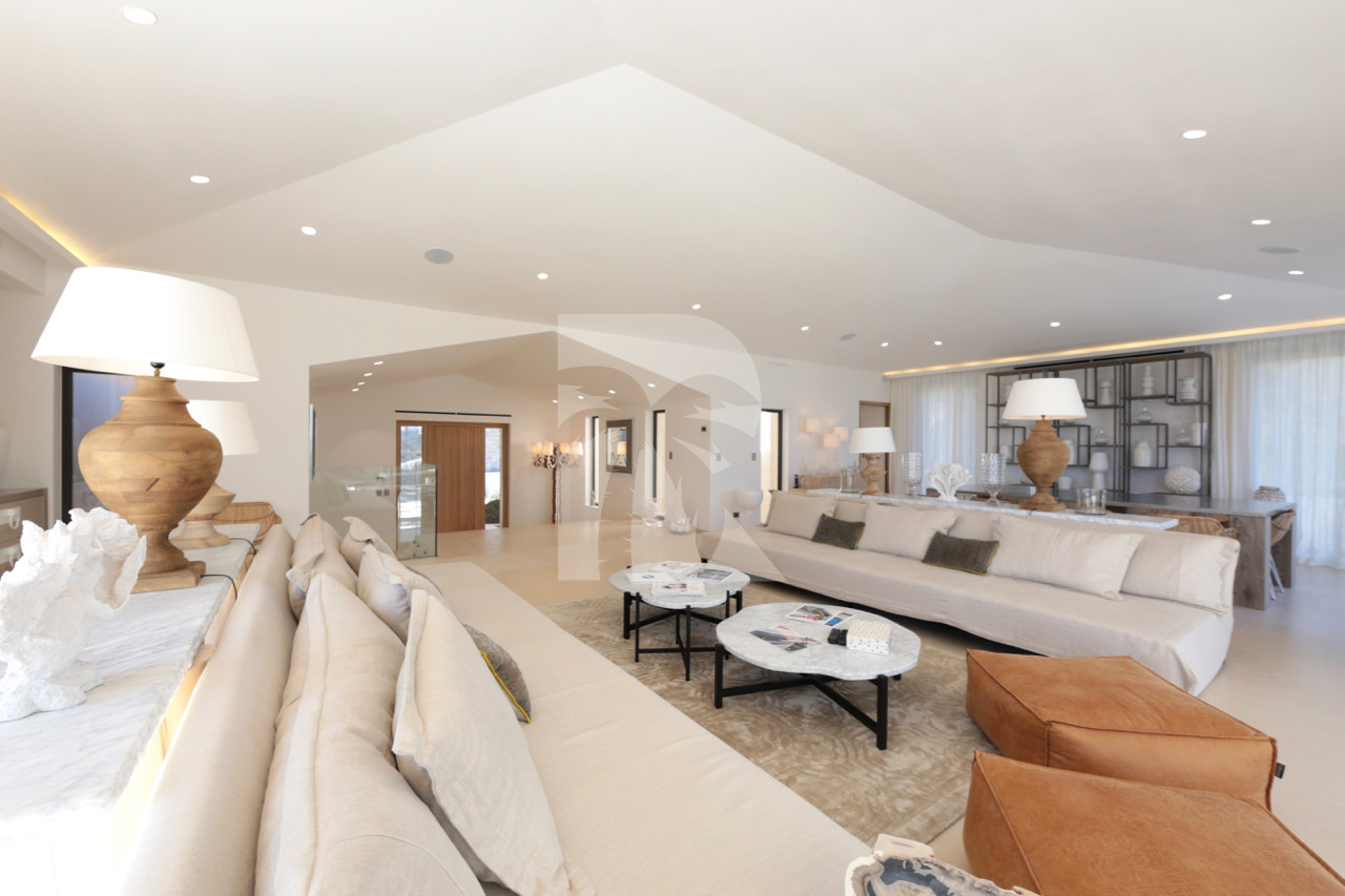 villa in St Tropez : Rent stunning 6 bedroom villa with gym, wine cellar and swimming pool and views over the Mediterranean sea and vineyard in St Tropez - Photo 3
