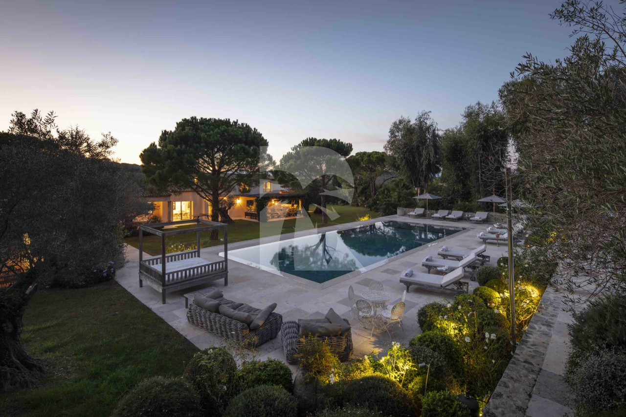 villa in St Tropez : Rent amazing 11 bedroom( 8 guest + 3 staff) villa with swimming pool and cinema in St Tropez walking distance to the beach, close to the village centre. - Photo 1