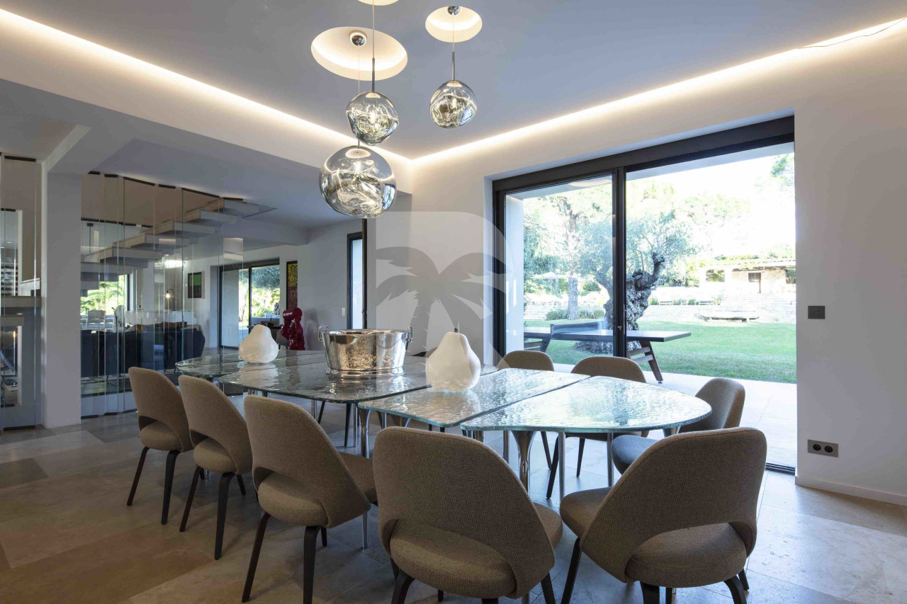 villa in St Tropez : Rent amazing 11 bedroom( 8 guest + 3 staff) villa with swimming pool and cinema in St Tropez walking distance to the beach, close to the village centre. - Photo 11