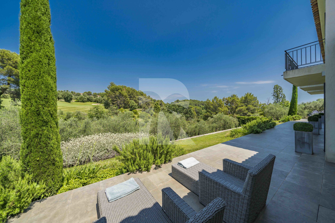 villa in Châteauneuf-Grasse : Rent wonderful modern villa located in very peaceful surroundings close to Valbonne - Photo 3