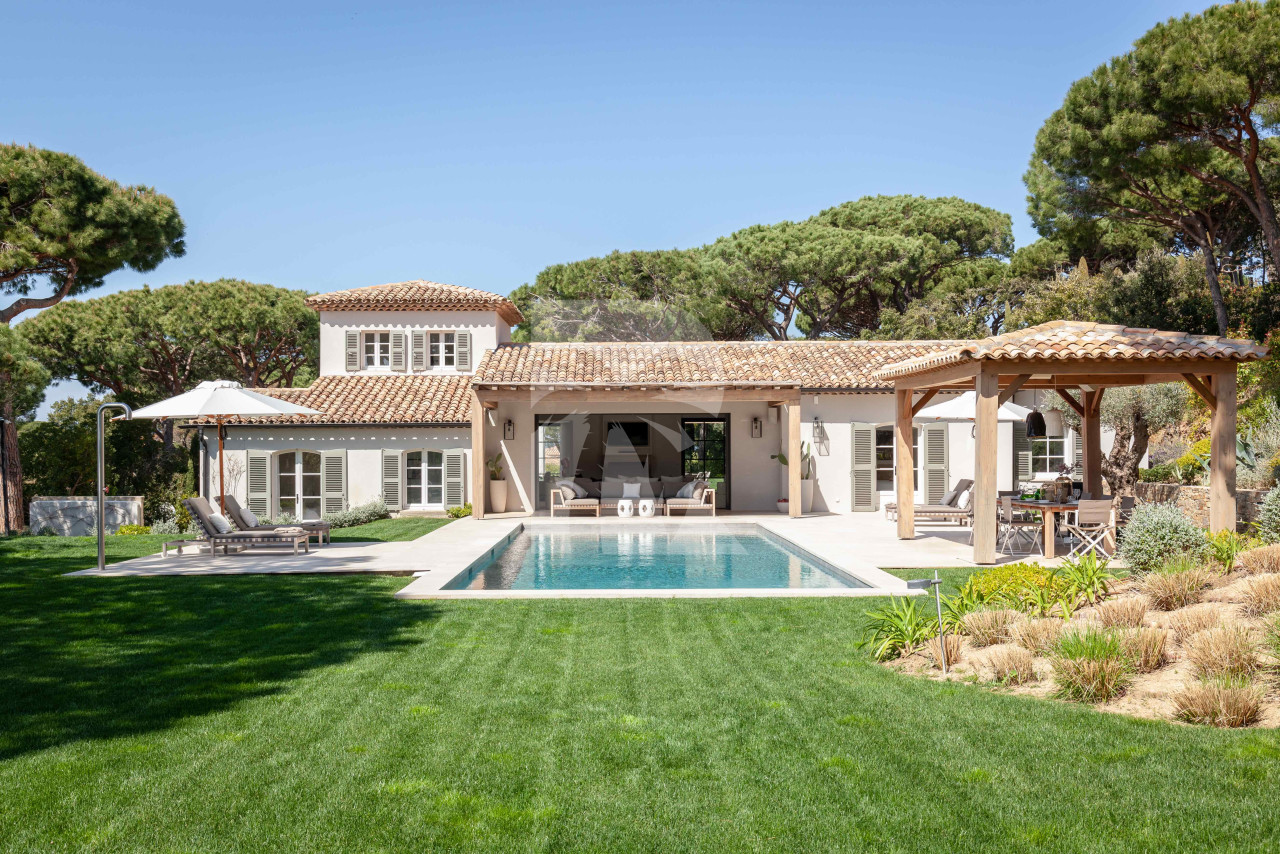 villa in St Tropez : Rent Stunning 5 bedroom villa in famous private domaine 'Les Parcs de St Tropez 'and 100 meters from the beach. - Photo 0