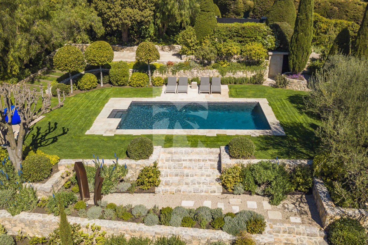 villa in Mougins : Rent gorgeous 5-bedroom villa with swimming pool in a private domaine in Mougins - Photo 2