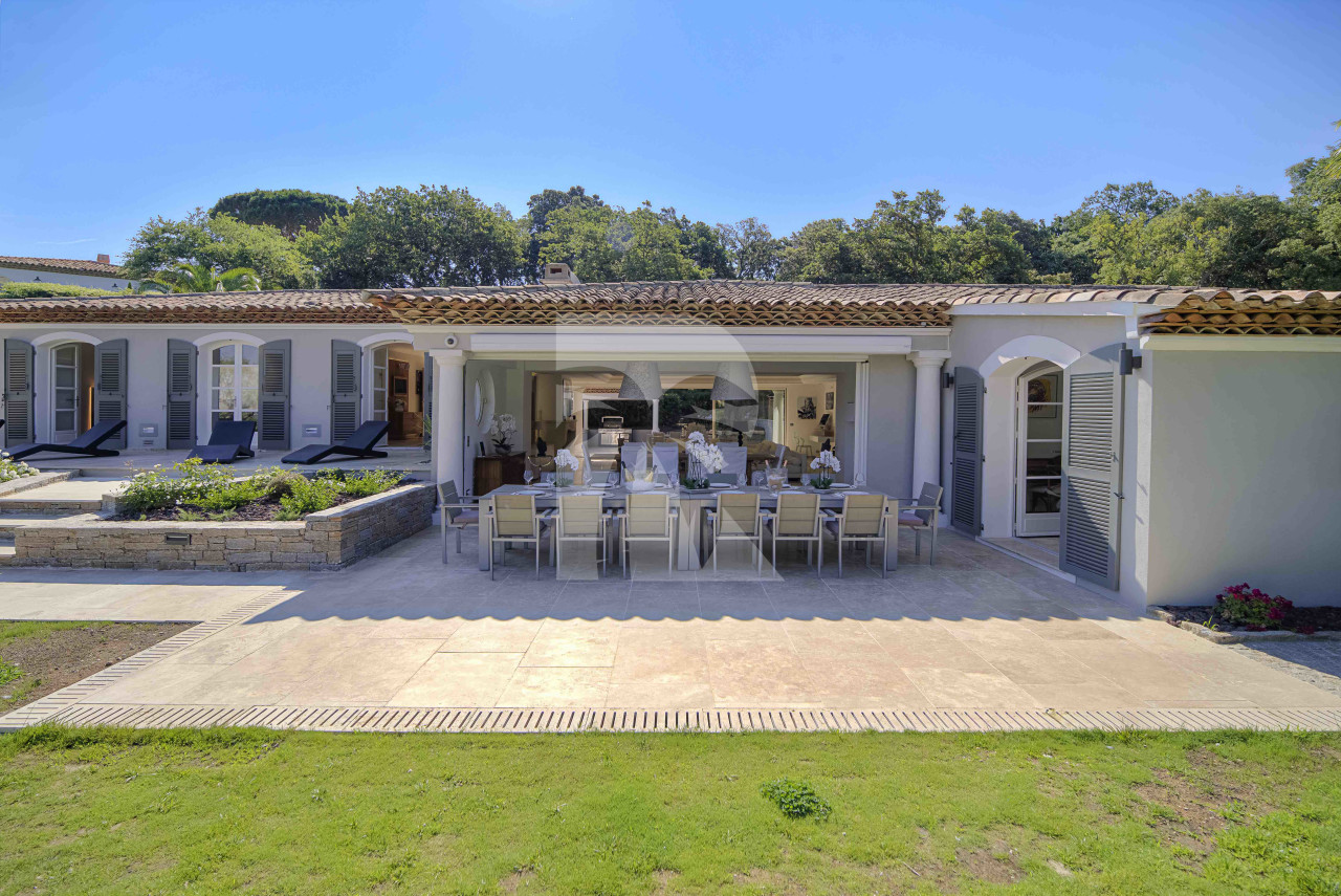 villa in St Tropez : Rent beautiful villa in the heart of Saint Tropez with views over the village and the sea - Photo 3