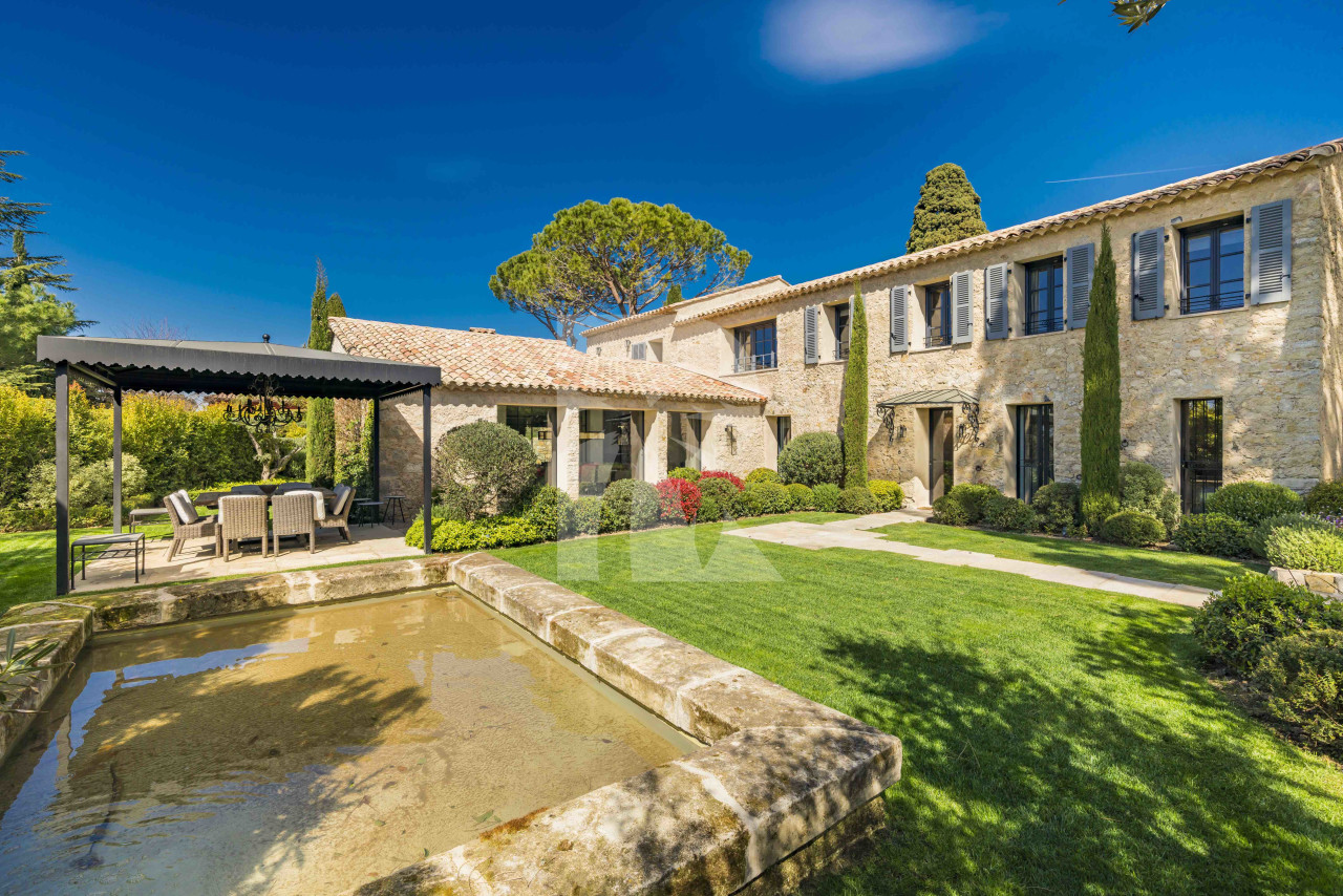 villa in Mougins : Rent gorgeous 5-bedroom villa with swimming pool in a private domaine in Mougins - Photo 4
