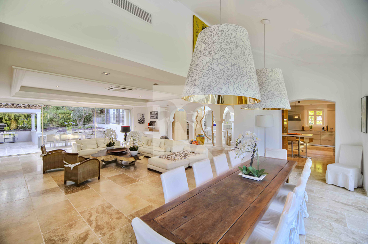 villa in St Tropez : Rent beautiful villa in the heart of Saint Tropez with views over the village and the sea - Photo 9