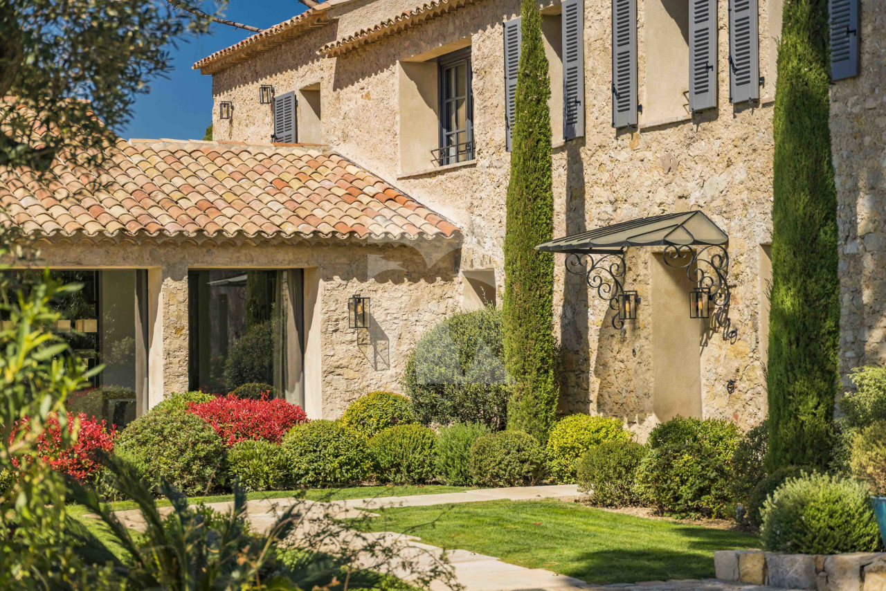 villa in Mougins : Rent gorgeous 5-bedroom villa with swimming pool in a private domaine in Mougins - Photo 11