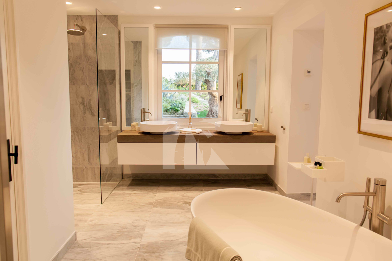 villa in St Tropez : Rent Stunning 5 bedroom villa in famous private domaine 'Les Parcs de St Tropez 'and 100 meters from the beach. - Photo 11