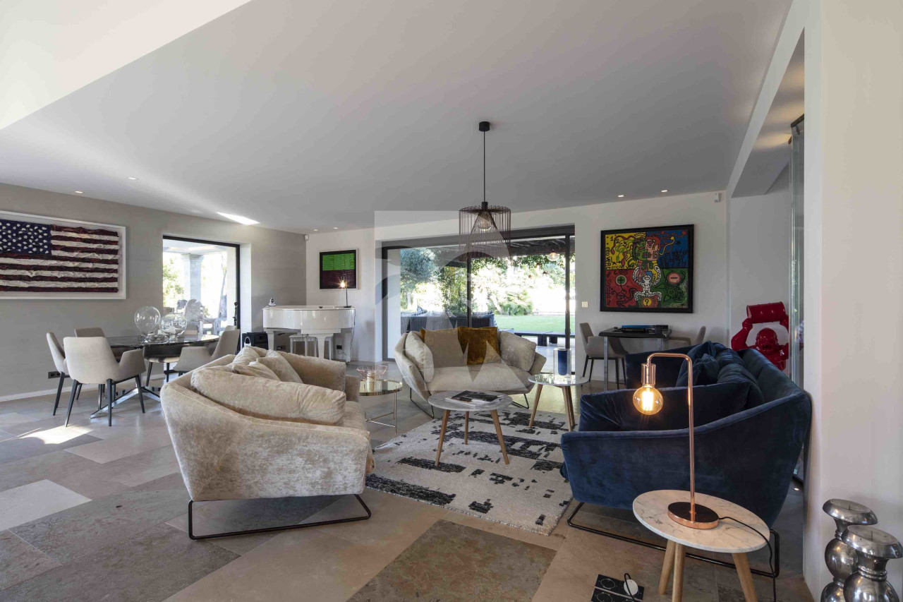 villa in St Tropez : Rent amazing 11 bedroom( 8 guest + 3 staff) villa with swimming pool and cinema in St Tropez walking distance to the beach, close to the village centre. - Photo 10