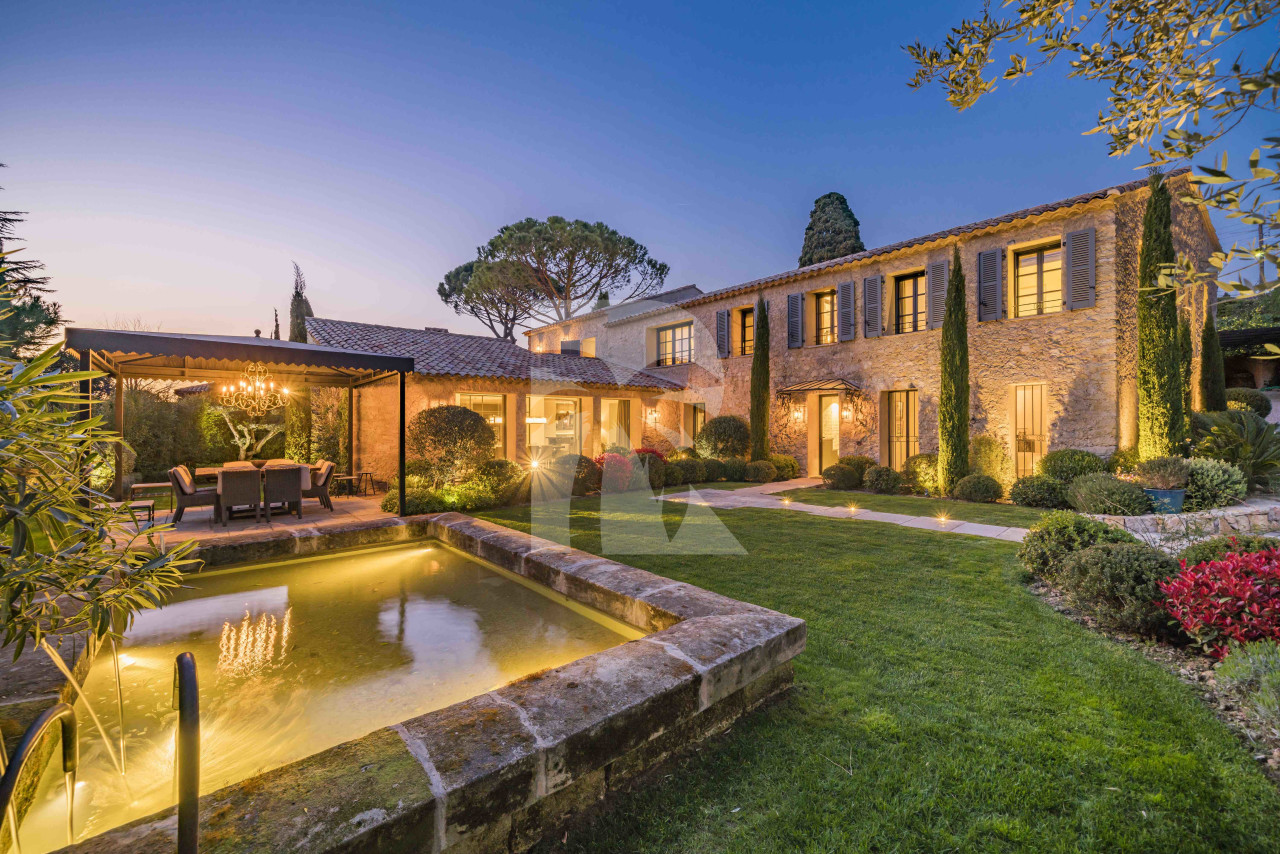 villa in Mougins : Rent gorgeous 5-bedroom villa with swimming pool in a private domaine in Mougins - Photo 0
