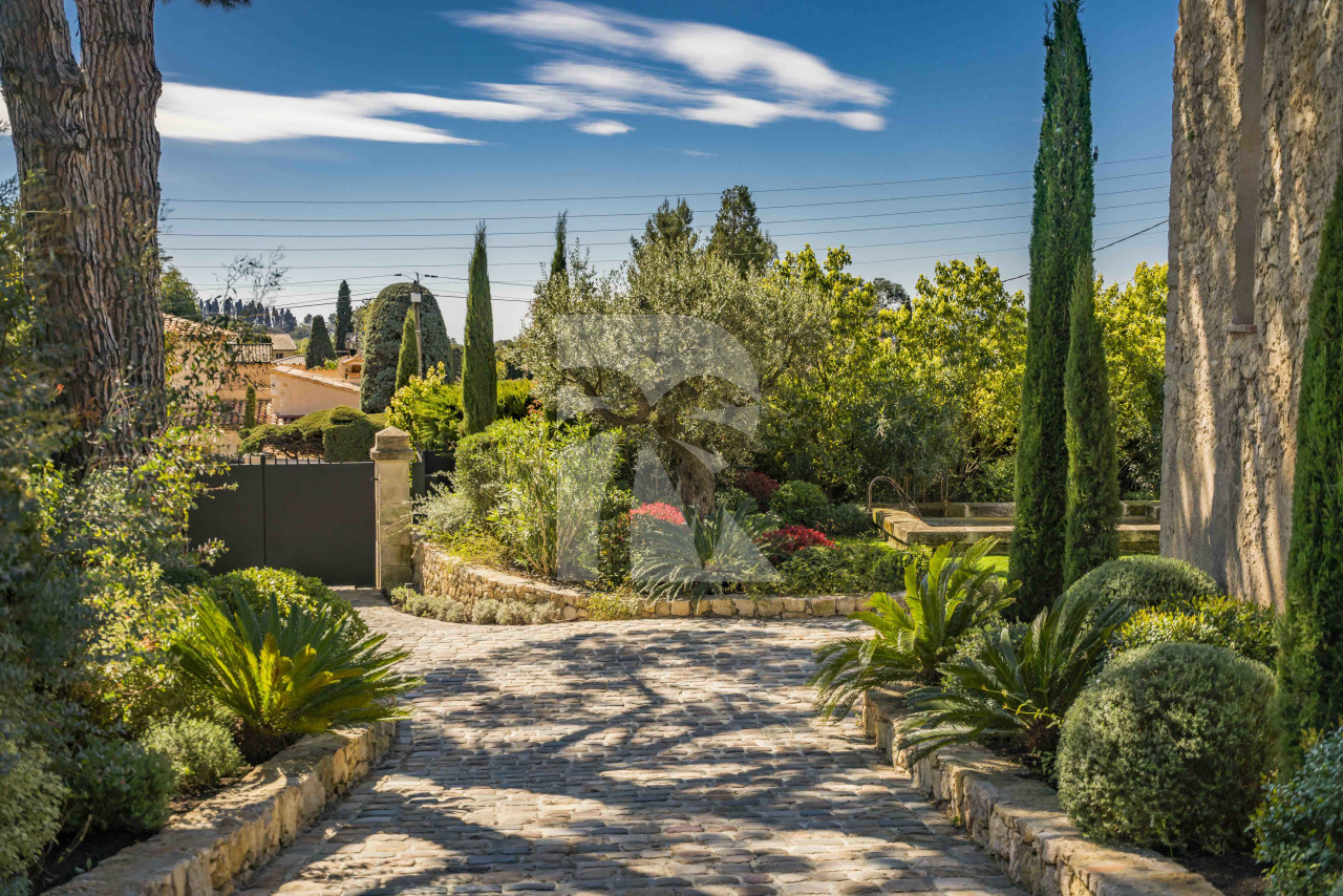 villa in Mougins : Rent gorgeous 5-bedroom villa with swimming pool in a private domaine in Mougins - Photo 12