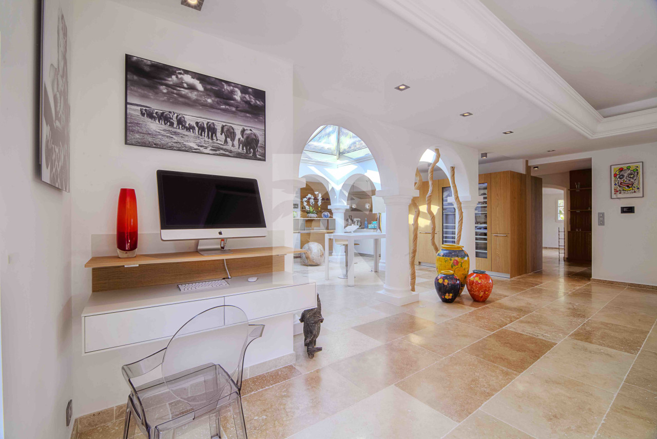 villa in St Tropez : Rent beautiful villa in the heart of Saint Tropez with views over the village and the sea - Photo 12