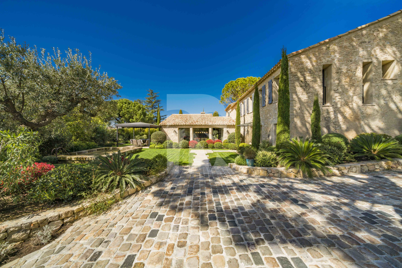 villa in Mougins : Rent gorgeous 5-bedroom villa with swimming pool in a private domaine in Mougins - Photo 3