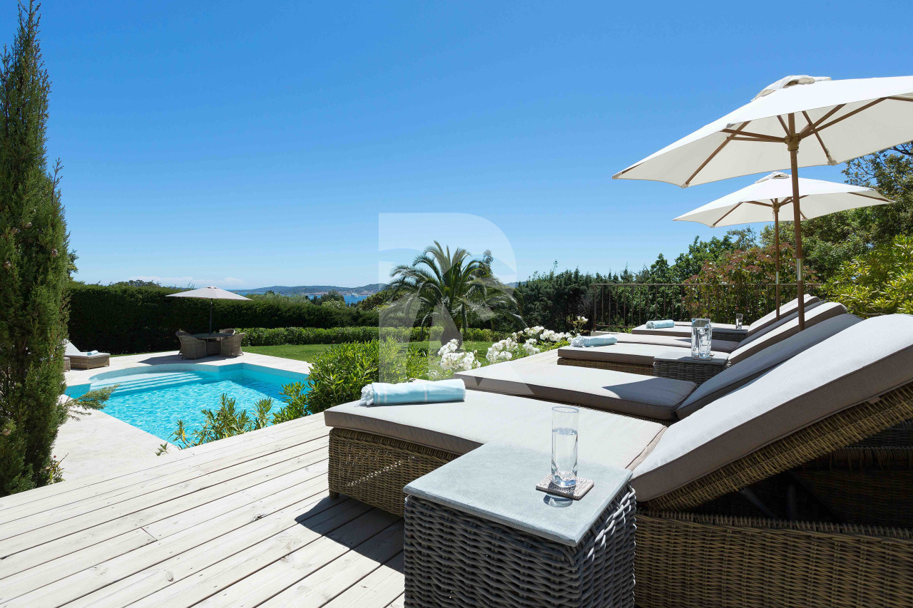 villa in St Tropez : Rent superb villa with swimming pool and  sea views in a private domaine close to St Tropez - Photo 2