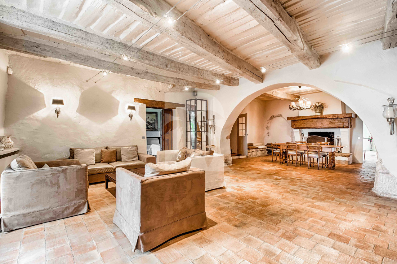 villa in Mougins : Rent fantastic 5 bedroom villa with swimming pool and separate studio in the heart of Mougins - Photo 1