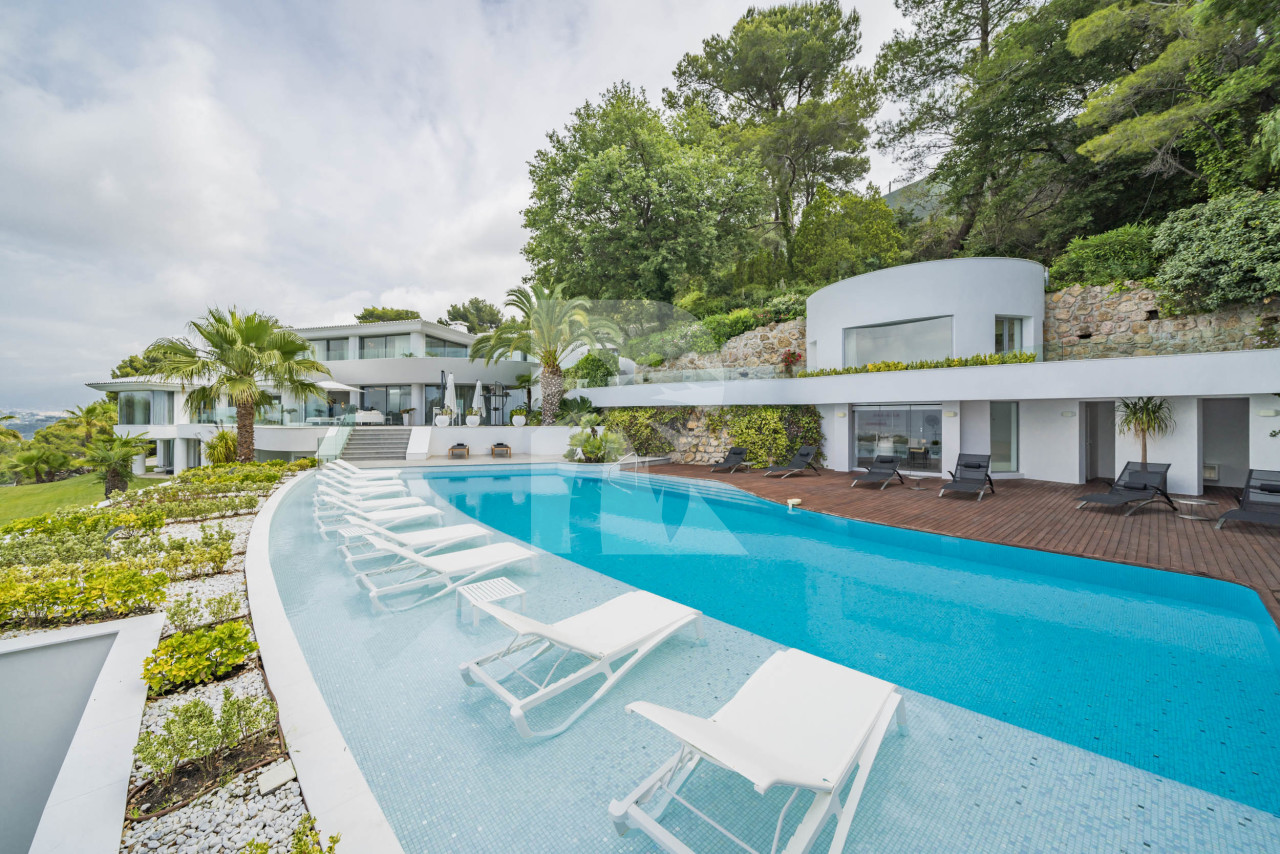 villa in Cannes : Rent incredible 11 bedroom mansion in the hills of Cannes with breathtaking sea views, huge gardens and tennis court - Photo 8