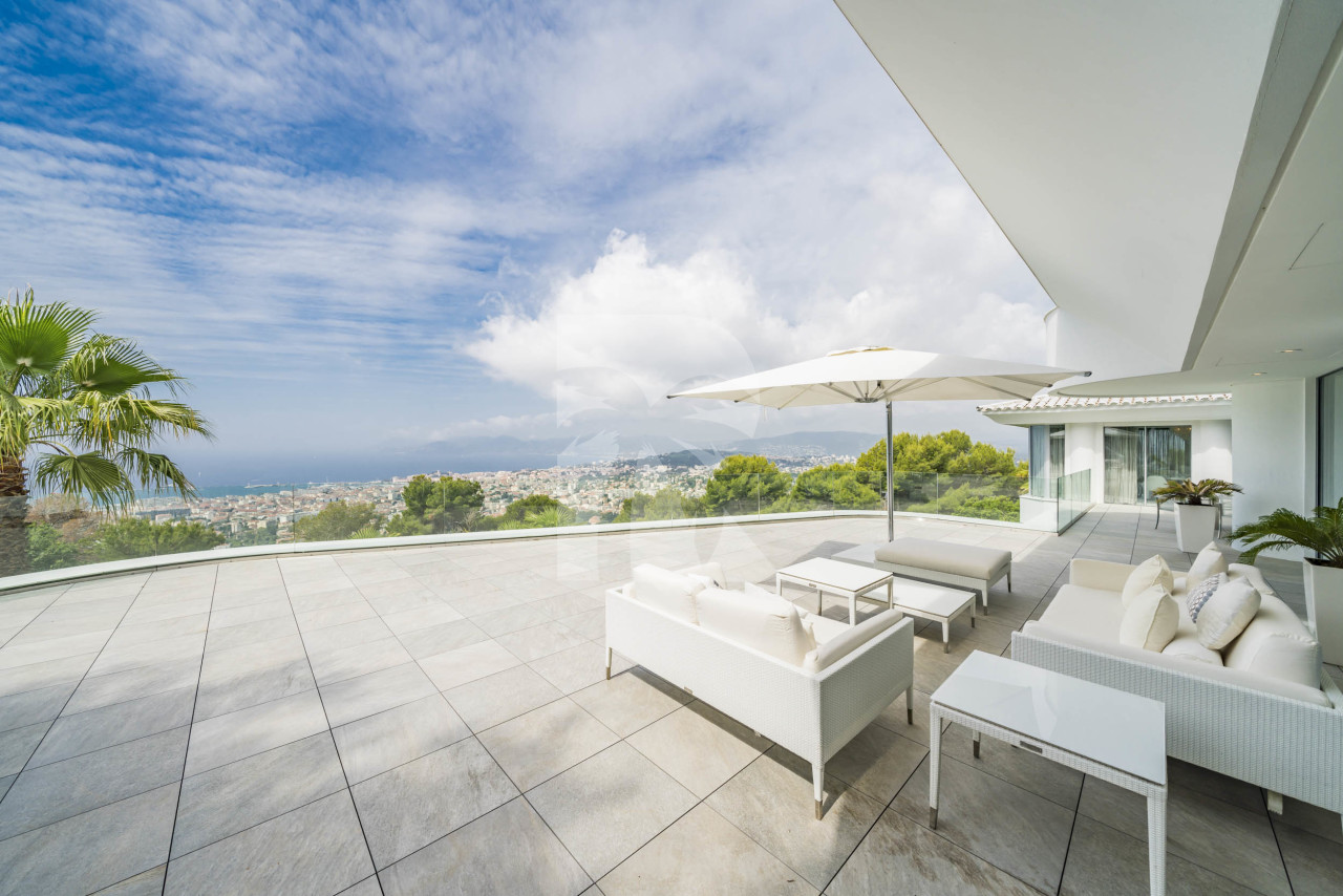 villa in Cannes : Rent incredible 11 bedroom mansion in the hills of Cannes with breathtaking sea views, huge gardens and tennis court - Photo 11