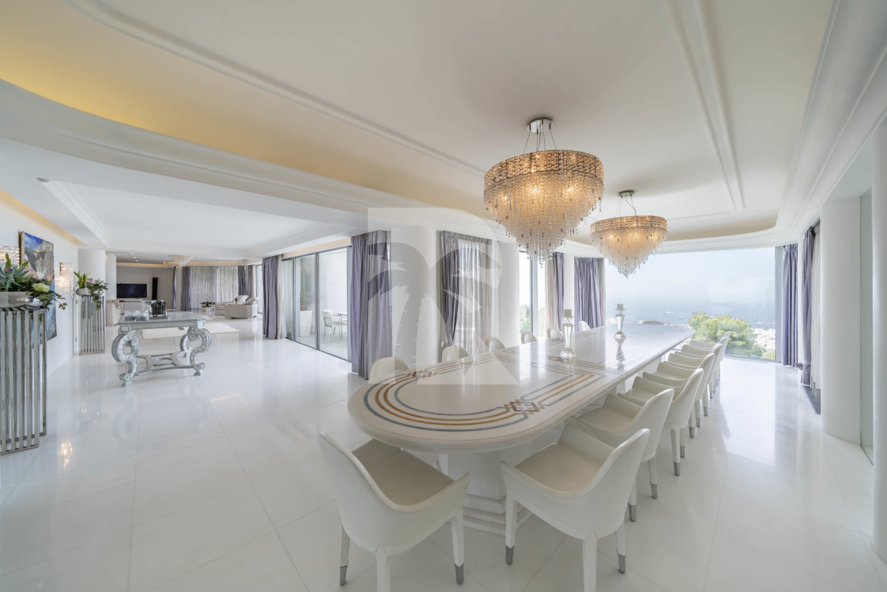 villa in Cannes : Rent incredible 11 bedroom mansion in the hills of Cannes with breathtaking sea views, huge gardens and tennis court - Photo 12