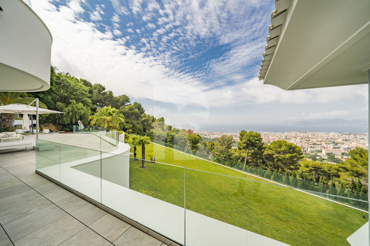 villa in Cannes : Rent incredible 11 bedroom mansion in the hills of Cannes with breathtaking sea views, huge gardens and tennis court - Photo 3