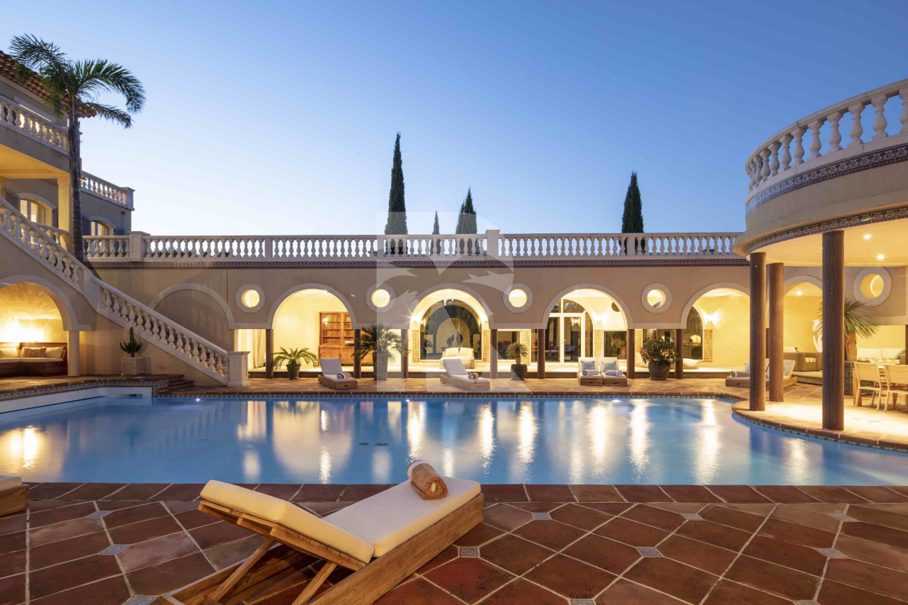 villa in Gassin : Rent majestic 7-bedroom villa  with swimming pool and staff apartment  in Saint Tropez - Photo 2