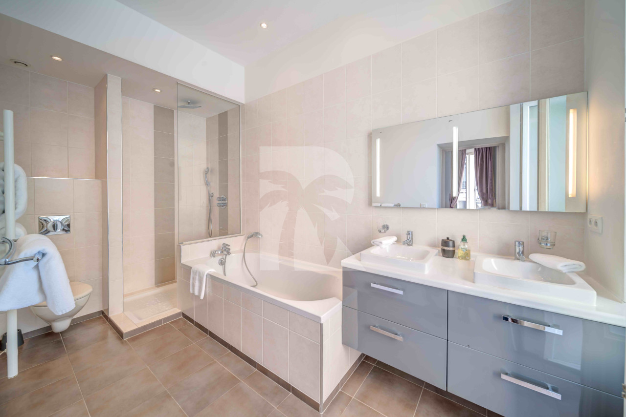 apartment in Cannes : Rent gorgeous 4 bedroom apartment within 5 minutes walk to the Palais - Photo 9