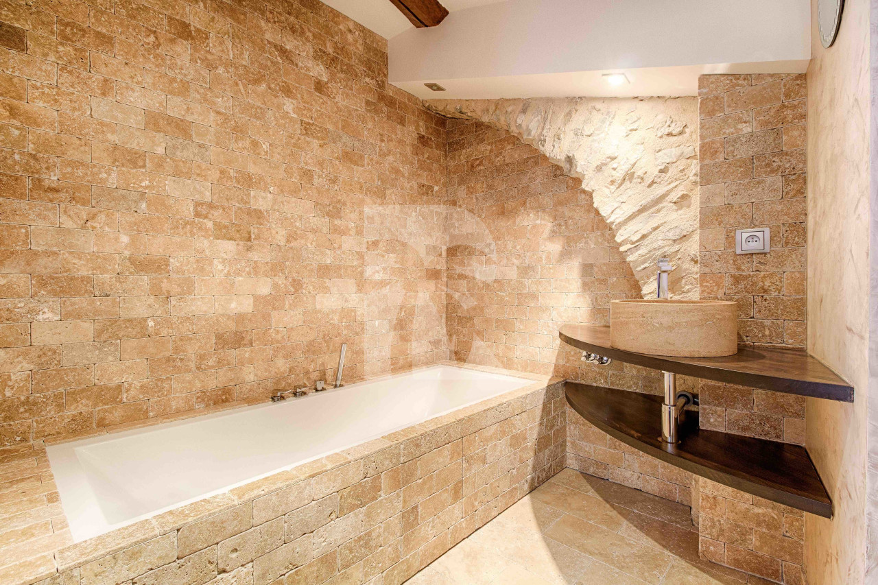 villa in Mougins : Rent fantastic 5 bedroom villa with swimming pool and separate studio in the heart of Mougins - Photo 7