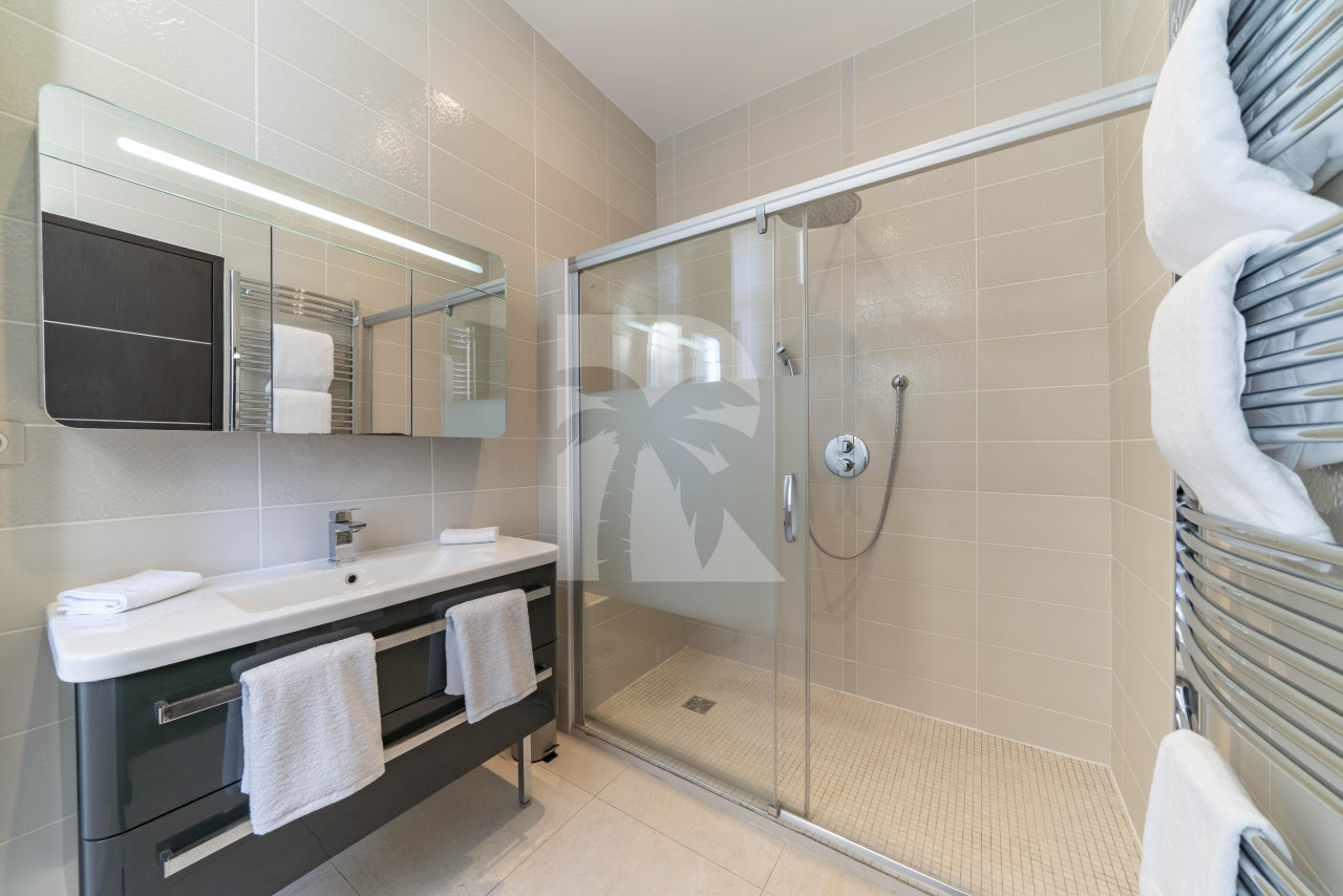 apartment in Cannes : Rent modern 2 bedroom apartment within 5 min walking distance to the Palais - Photo 7