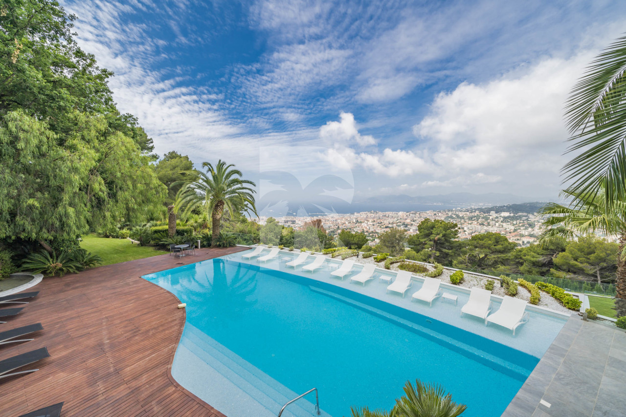 villa in Cannes : Rent incredible 11 bedroom mansion in the hills of Cannes with breathtaking sea views, huge gardens and tennis court - Photo 5