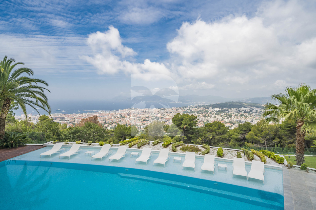 villa in Cannes : Rent incredible 11 bedroom mansion in the hills of Cannes with breathtaking sea views, huge gardens and tennis court - Photo 4