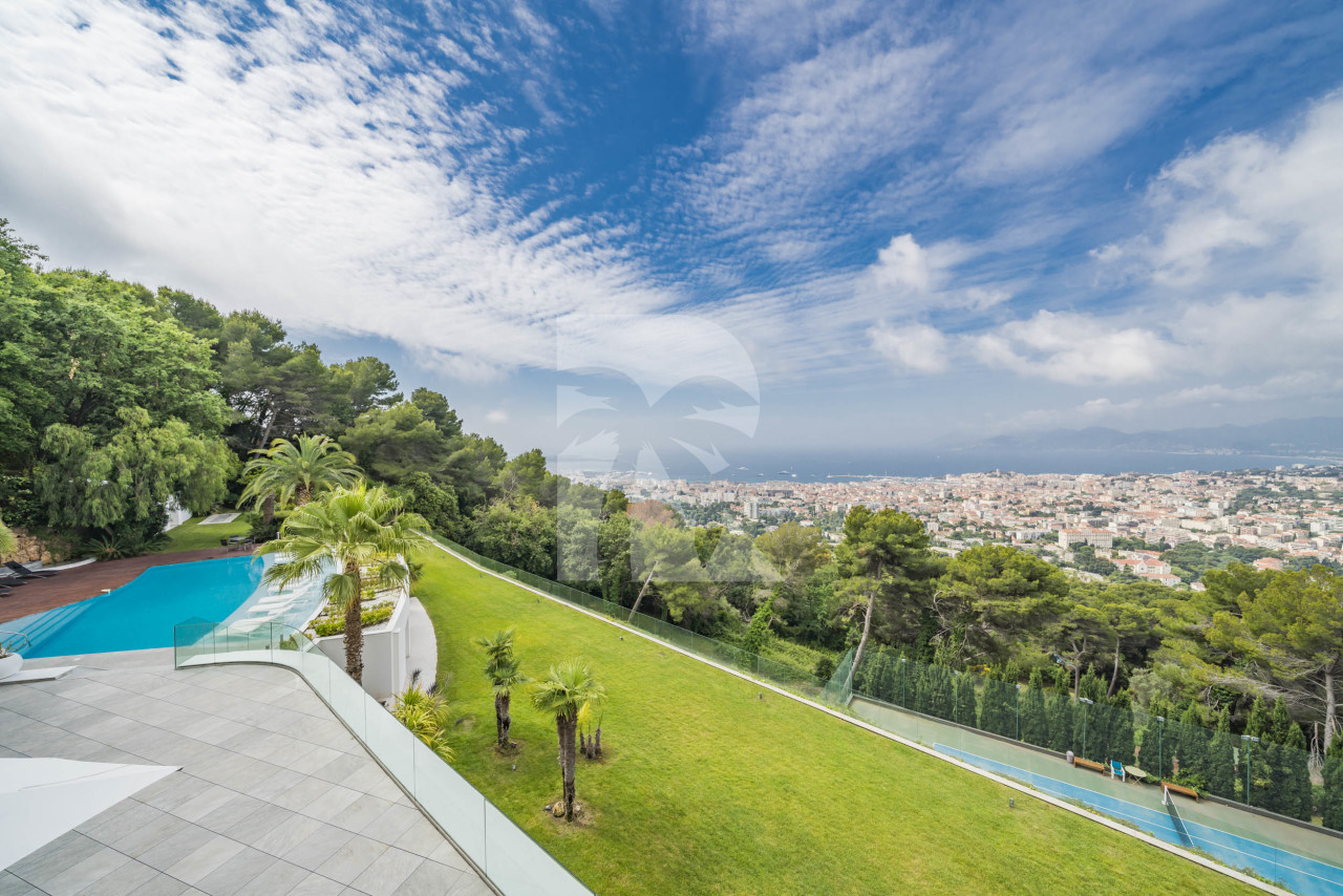 villa in Cannes : Rent incredible 11 bedroom mansion in the hills of Cannes with breathtaking sea views, huge gardens and tennis court - Photo 6