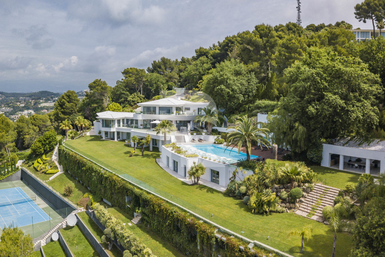 villa in Cannes : Rent incredible 11 bedroom mansion in the hills of Cannes with breathtaking sea views, huge gardens and tennis court - Photo 2