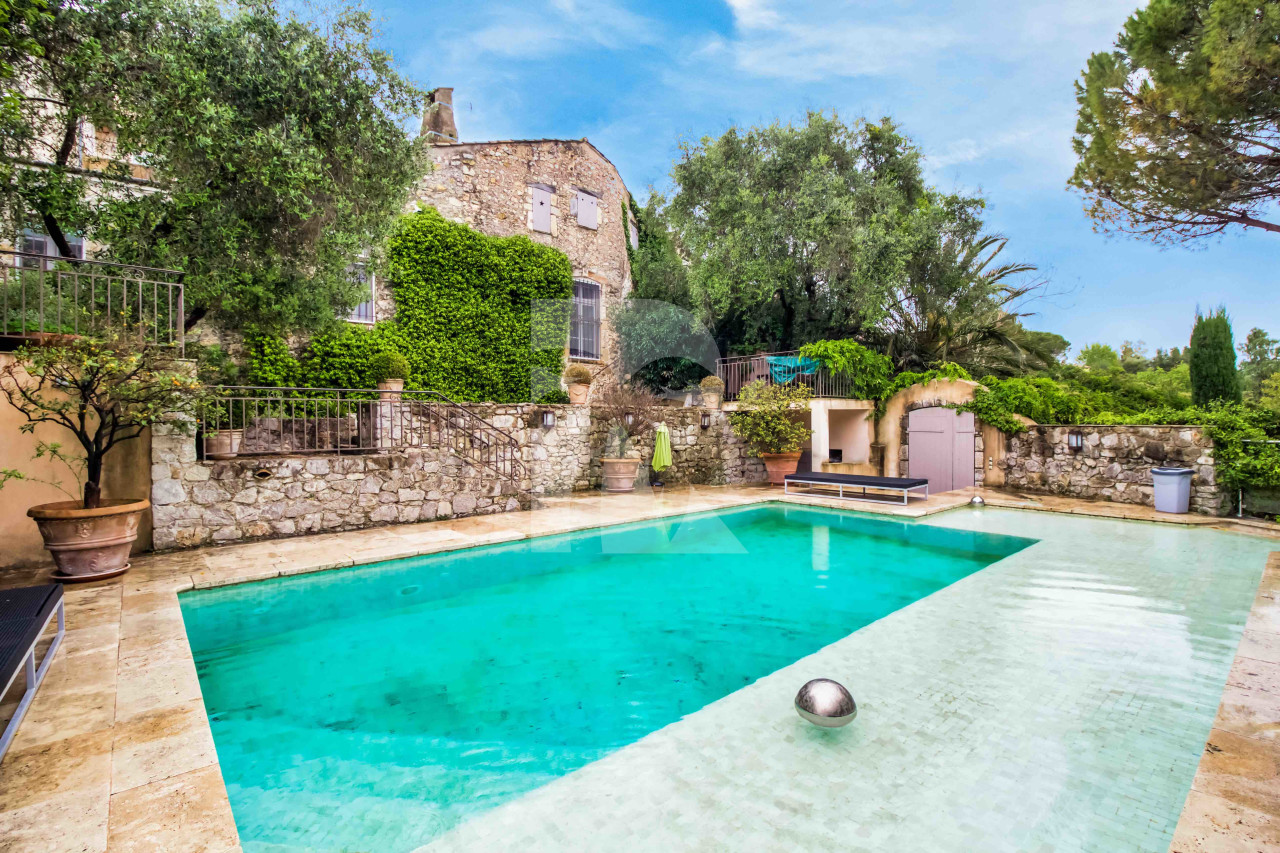 villa in Mougins : Rent fantastic 5 bedroom villa with swimming pool and separate studio in the heart of Mougins - Photo 0