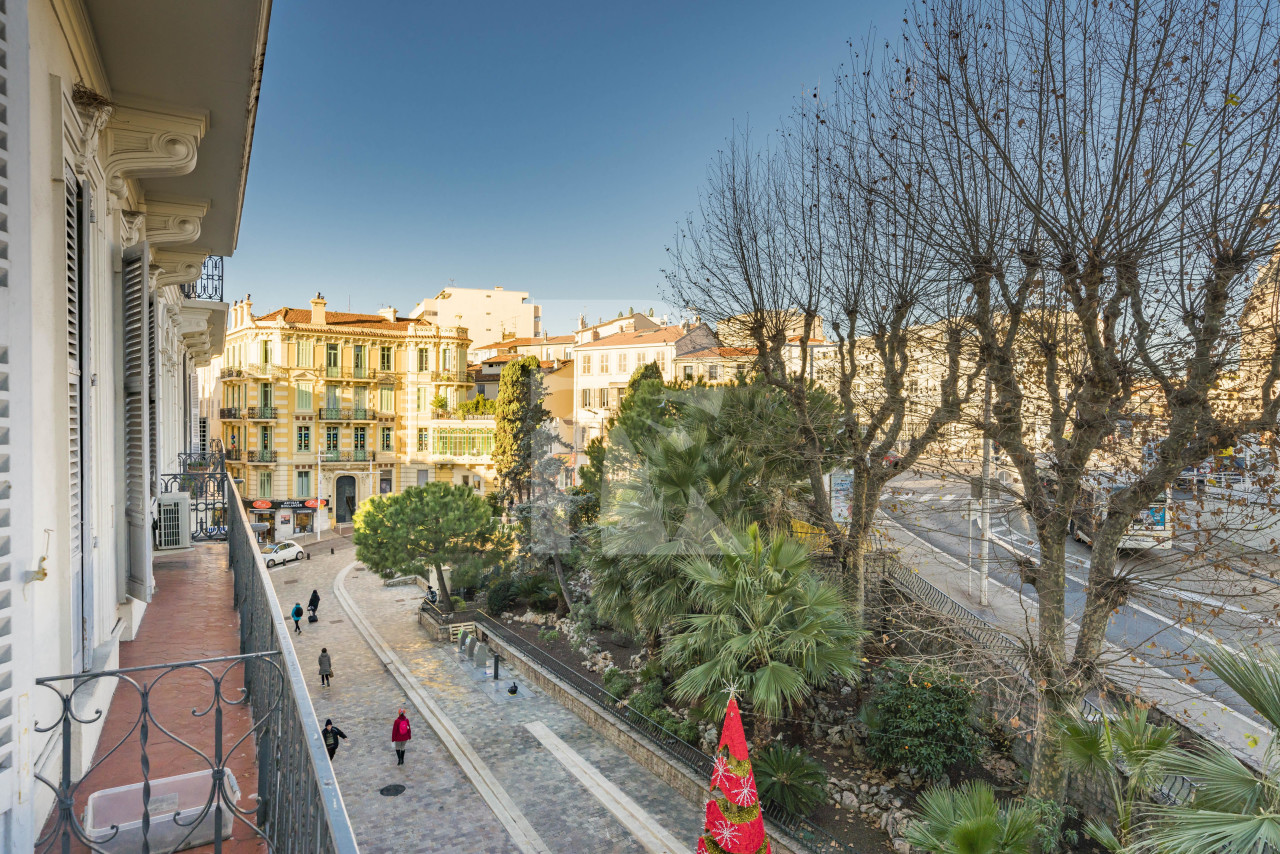 apartment in Cannes : Rent modern 2 bedroom apartment within 5 min walking distance to the Palais - Photo 11
