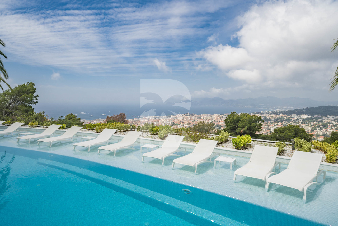 villa in Cannes : Rent incredible 11 bedroom mansion in the hills of Cannes with breathtaking sea views, huge gardens and tennis court - Photo 9