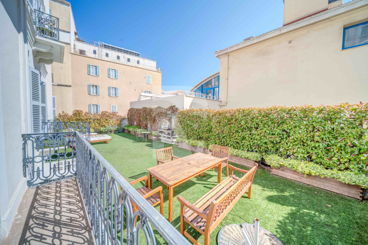 apartment in Cannes : Rent gorgeous 4 bedroom apartment within 5 minutes walk to the Palais - Photo 1
