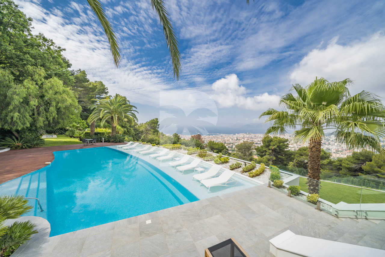 villa in Cannes : Rent incredible 11 bedroom mansion in the hills of Cannes with breathtaking sea views, huge gardens and tennis court - Photo 0