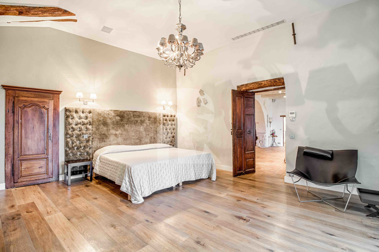 villa in Mougins : Rent fantastic 5 bedroom villa with swimming pool and separate studio in the heart of Mougins - Photo 10