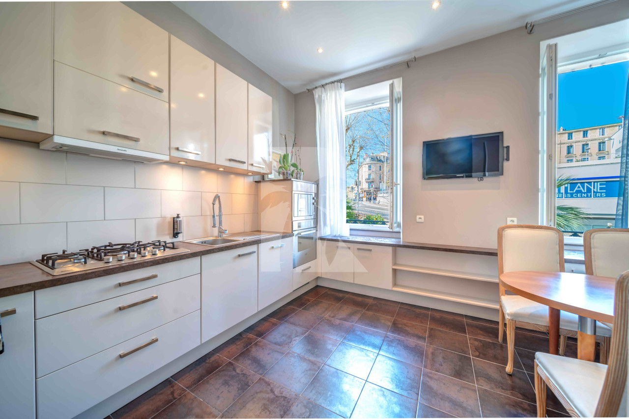 apartment in Cannes : Rent gorgeous 4 bedroom apartment within 5 minutes walk to the Palais - Photo 6