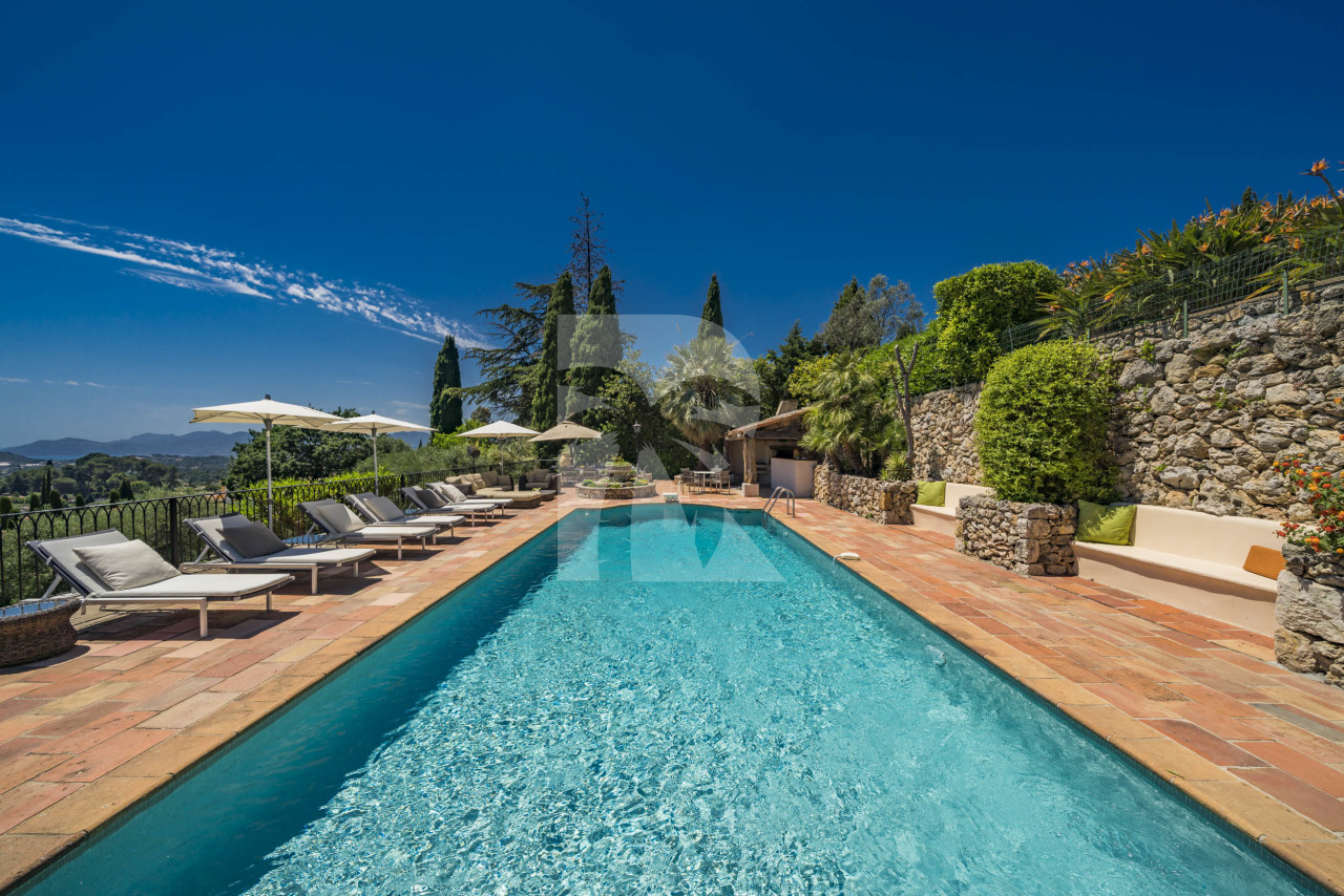 villa in Mougins : Rent beautiful Bastide located in a private domaine, with 6 bedrooms, tennis court and sea views. - Photo 9
