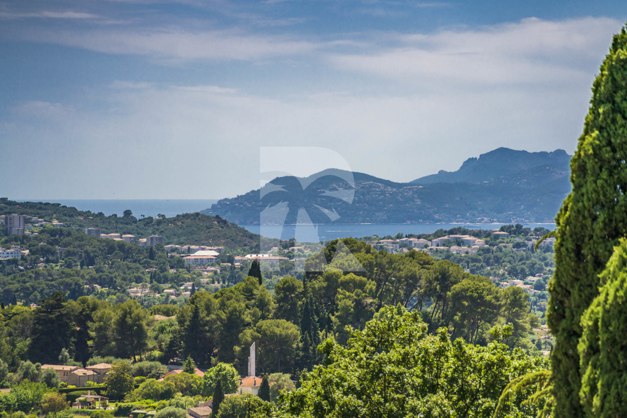 villa in Mougins : Rent beautiful Bastide located in a private domaine, with 6 bedrooms, tennis court and sea views. - Photo 3