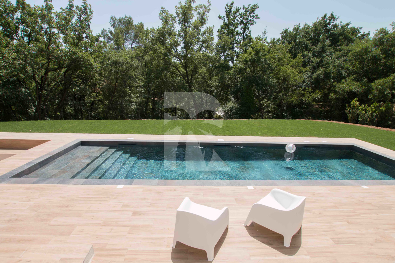 villa in Châteauneuf-Grasse : Rent superb 4-bedroom villa with swimming pool close to Valbonne and a quick 10 minute drive to Mougins school - Photo 2