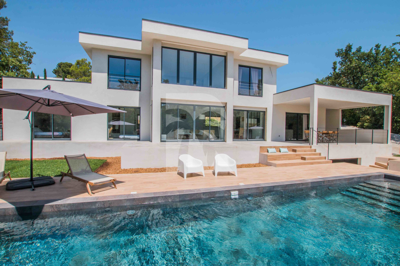 villa in Châteauneuf-Grasse : Rent superb 4-bedroom villa with swimming pool close to Valbonne and a quick 10 minute drive to Mougins school - Photo 1