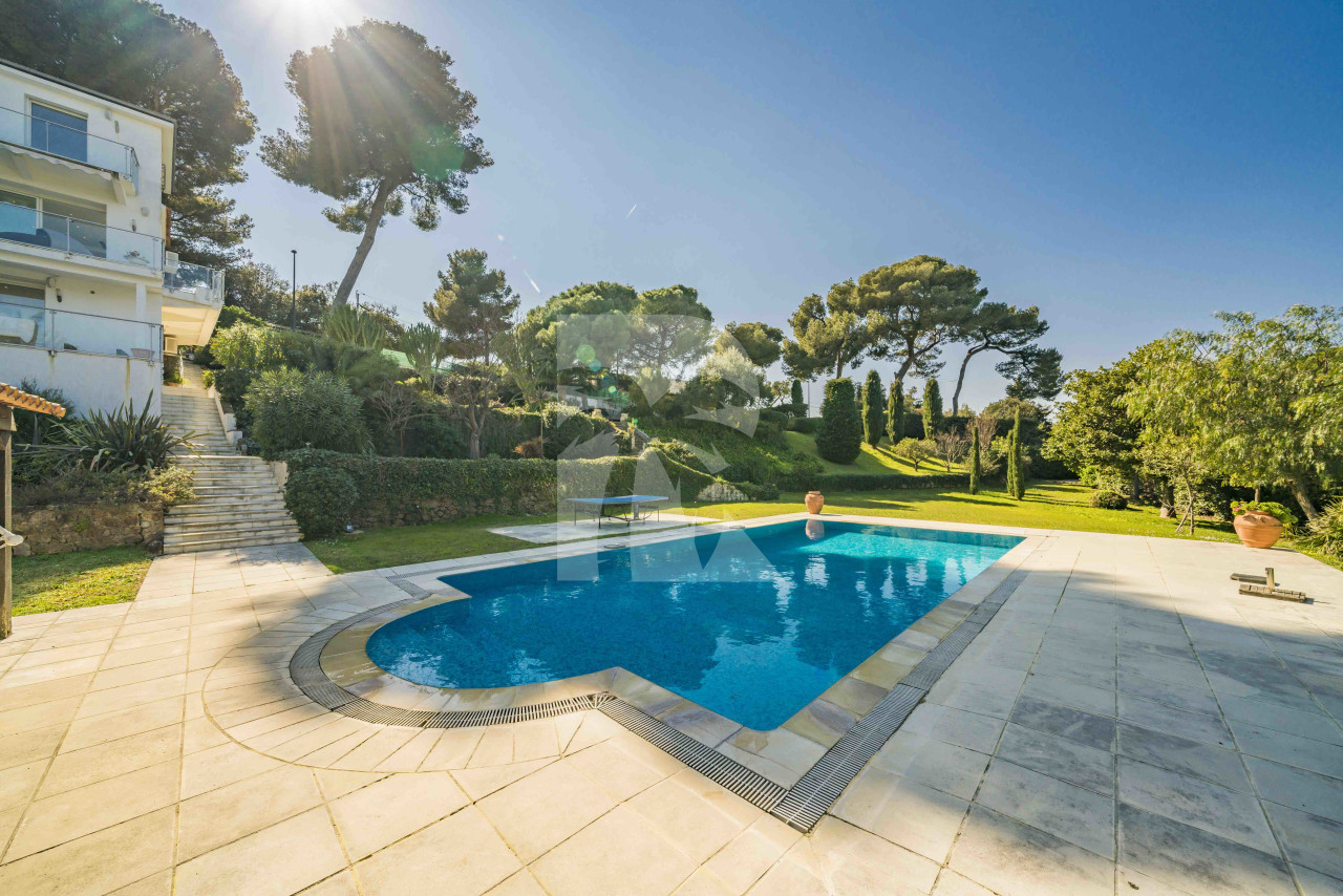villa in Cap d'Antibes : Rent modern 6 bedroom villa on the Cap d'Antibes with heatet pool and sea view - Photo 7