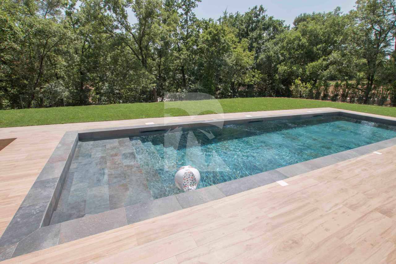 villa in Châteauneuf-Grasse : Rent superb 4-bedroom villa with swimming pool close to Valbonne and a quick 10 minute drive to Mougins school - Photo 0