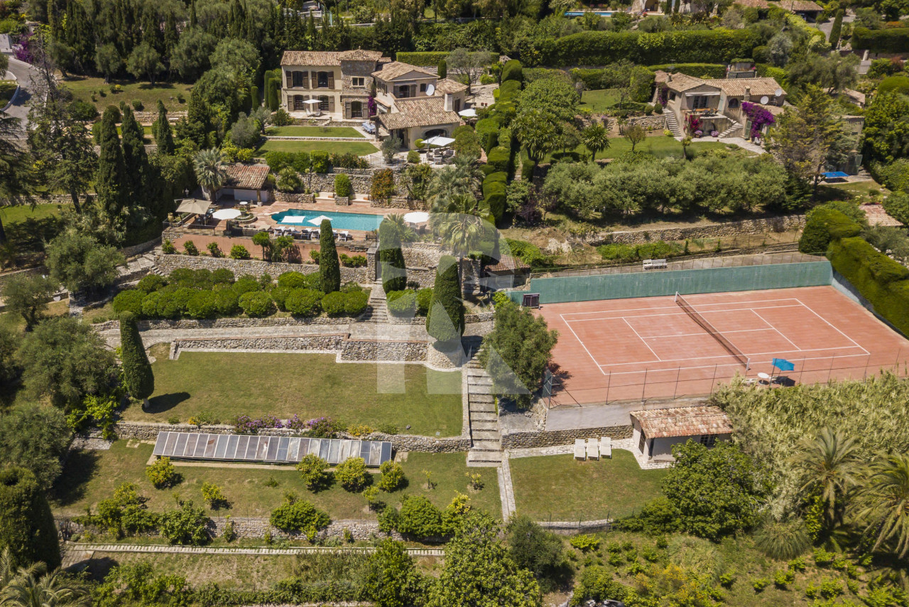 villa in Mougins : Rent beautiful Bastide located in a private domaine, with 6 bedrooms, tennis court and sea views. - Photo 4