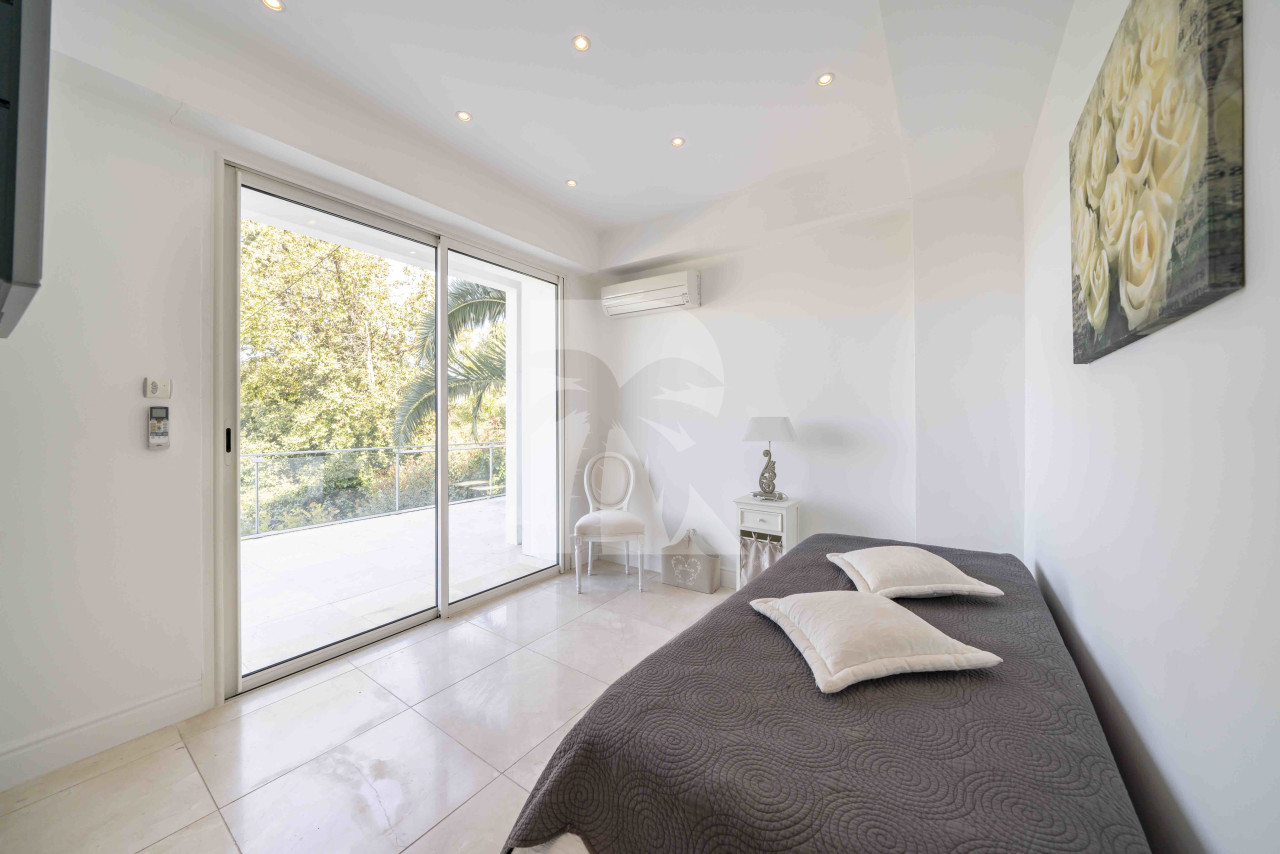 villa in Cap d'Antibes : Rent modern 6 bedroom villa on the Cap d'Antibes with heatet pool and sea view - Photo 11