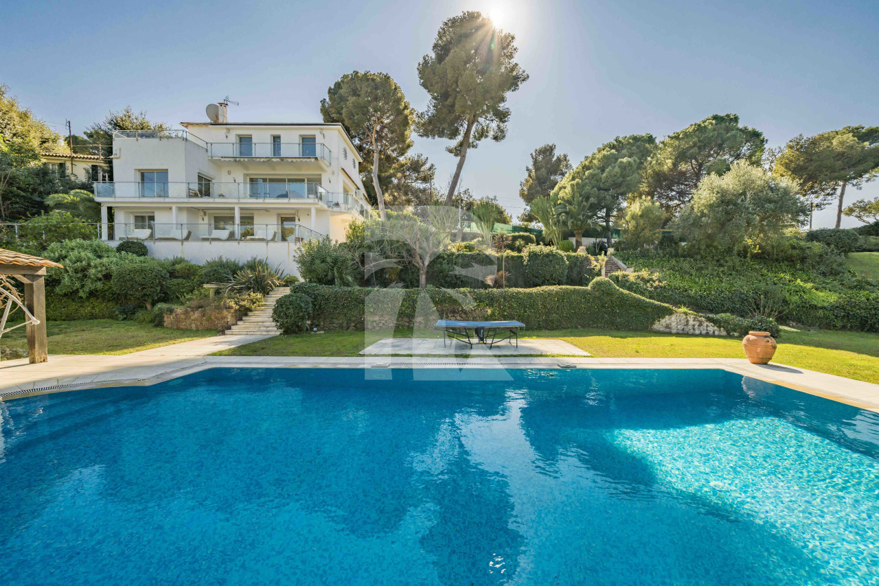 villa in Cap d'Antibes : Rent modern 6 bedroom villa on the Cap d'Antibes with heatet pool and sea view - Photo 8