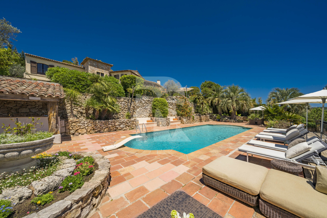 villa in Mougins : Rent beautiful Bastide located in a private domaine, with 6 bedrooms, tennis court and sea views. - Photo 11