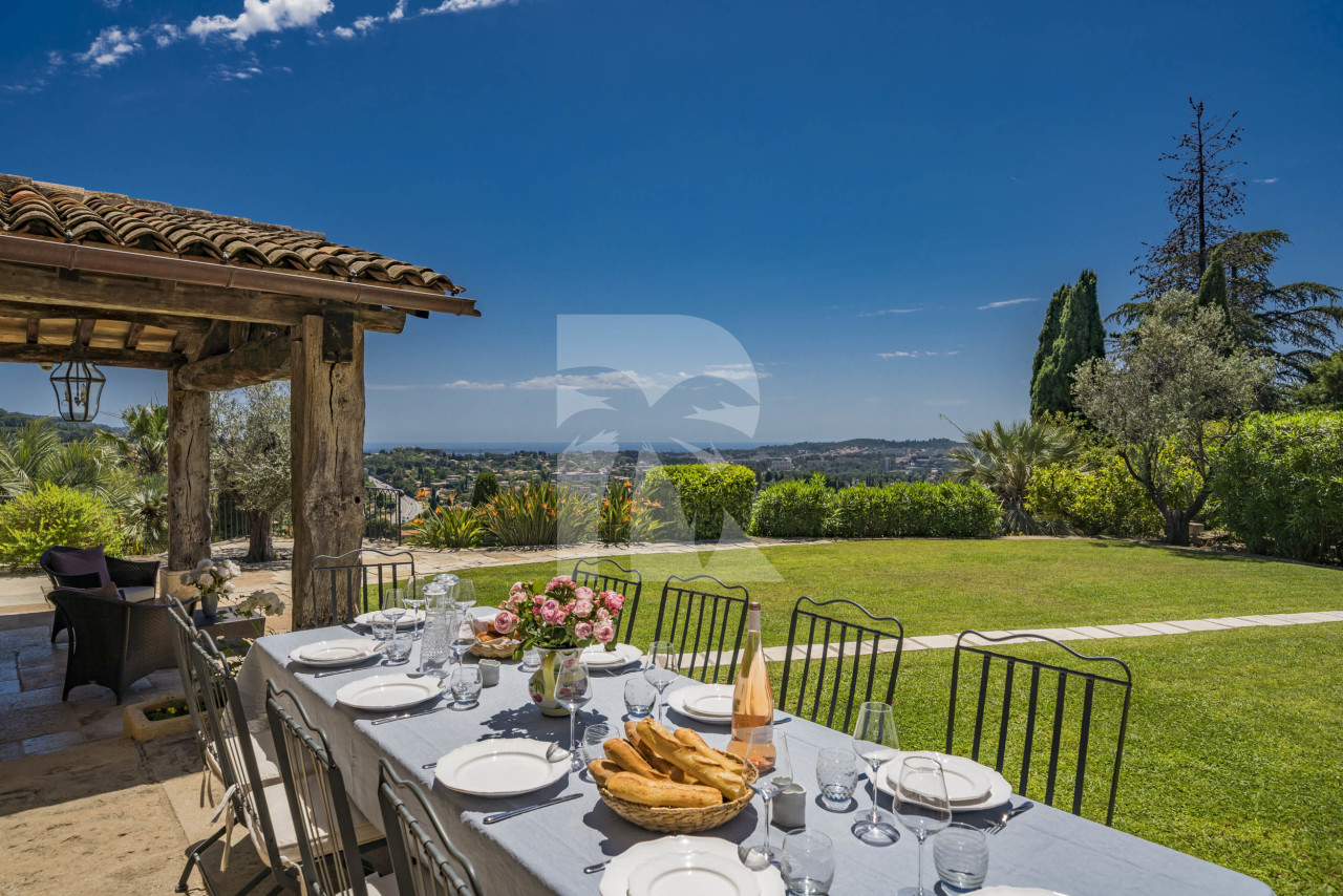 villa in Mougins : Rent beautiful Bastide located in a private domaine, with 6 bedrooms, tennis court and sea views. - Photo 5