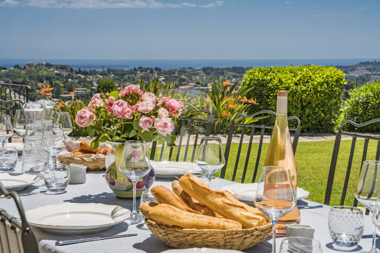 villa in Mougins : Rent beautiful Bastide located in a private domaine, with 6 bedrooms, tennis court and sea views. - Photo 6